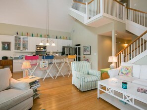 Standard-Apartment, 3 Schlafzimmer | Wohnbereich | DVD-Player