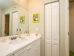 Standard-huoneisto, 3 makuuhuonetta | Kylpyhuone | Suihkun ja ammeen yhdistelmä, pyyhkeet