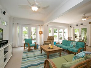 Standard-Apartment, 3 Schlafzimmer | Wohnbereich | DVD-Player