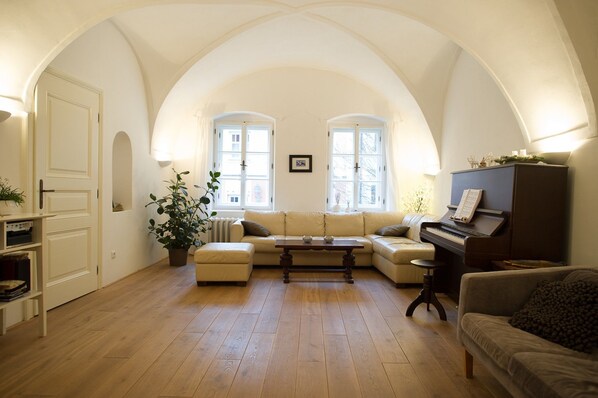 House, 2 Bedrooms, 2 Bathrooms | Living room