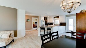 Standard Apartment, 3 Bedrooms | In-room dining