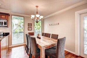 Standard-Apartment, 4 Schlafzimmer | Essbereich im Zimmer