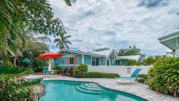 Outdoor pool - Sunset Villa C (Holmes Beach)