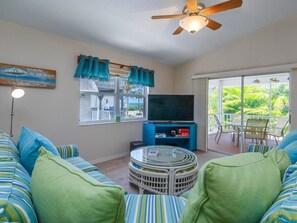 Standard Apartment, 2 Bedrooms | Living room | DVD player