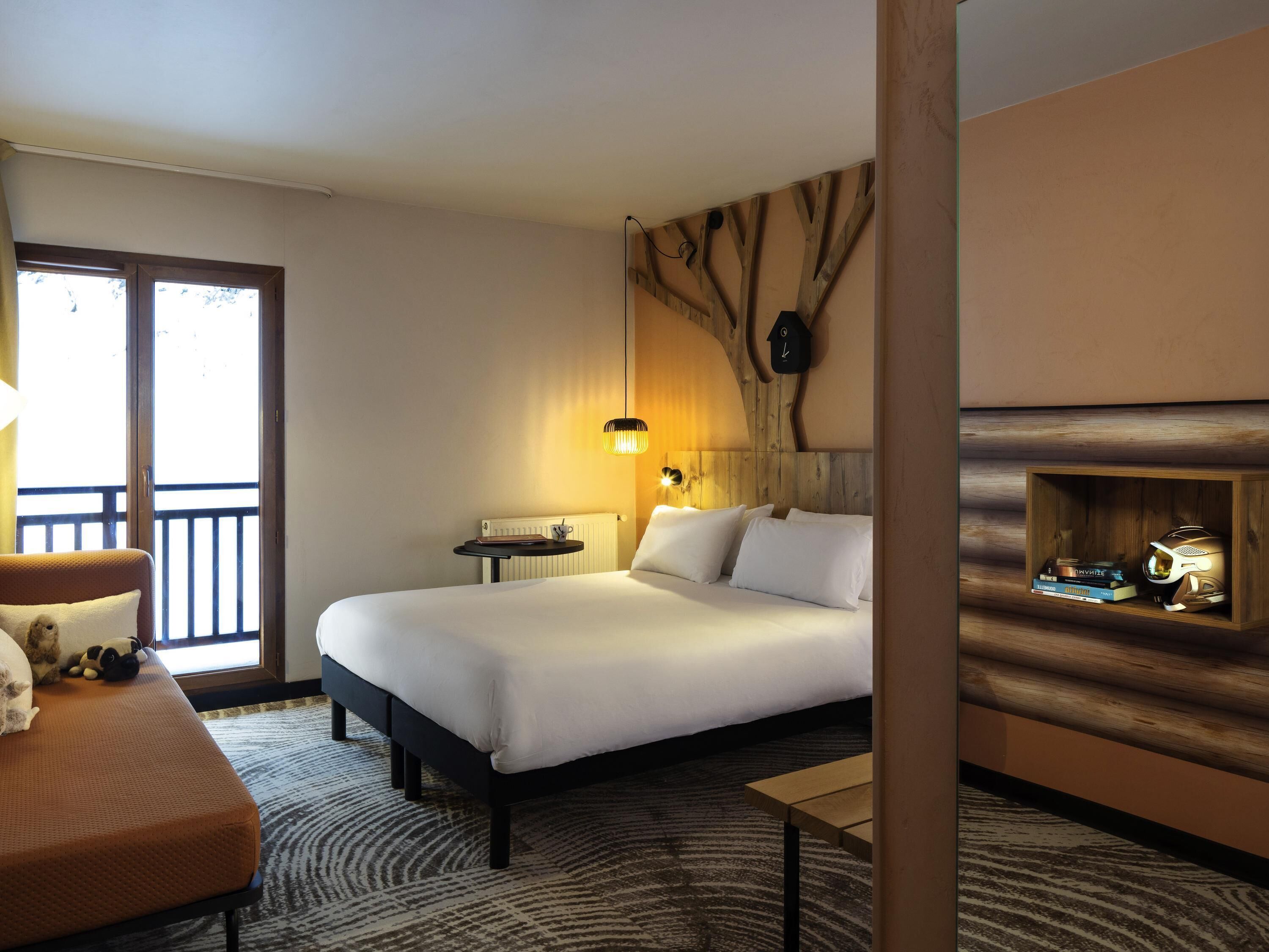 Dreibettzimmer, Mehrere Betten | Laptopgeeigneter Arbeitsplatz, Verdunkelungsvorhänge