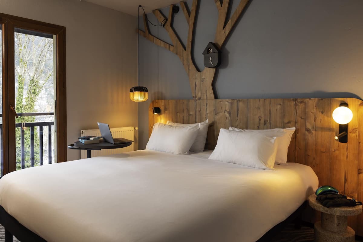 Room, 2 Single Beds | Laptop workspace, blackout curtains, soundproofing