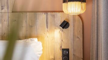 Chambre, 2 lits une place | Espace de travail pour ordinateur portable, rideaux occultants