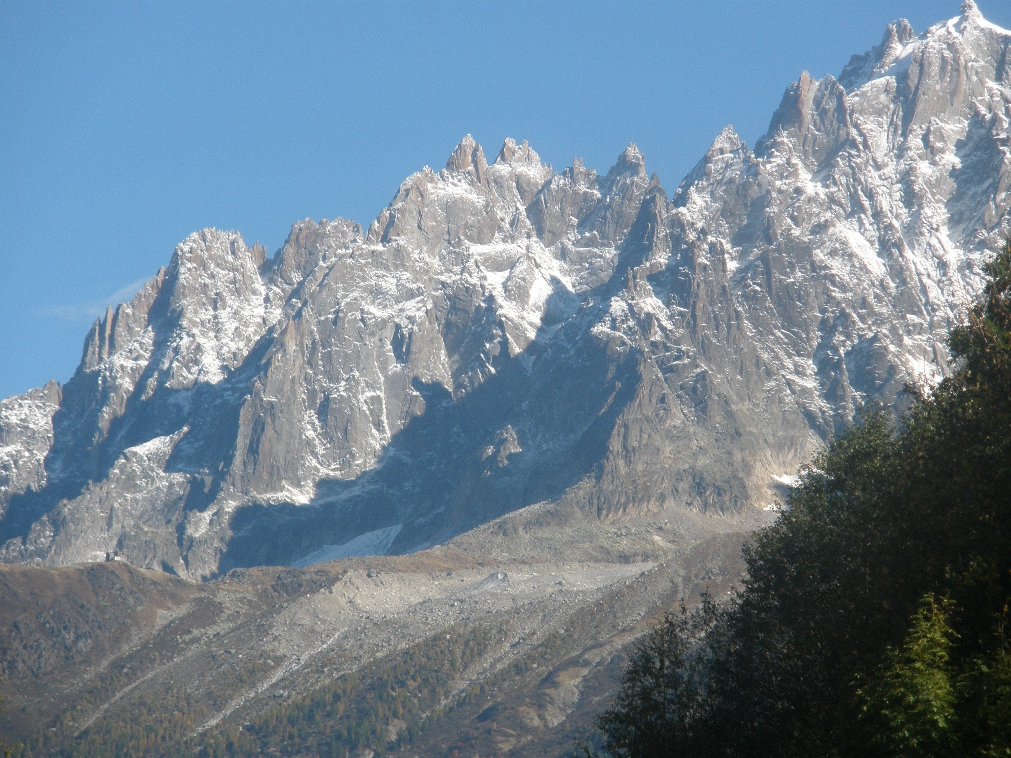 Eine Berglandschaft mit zerklüfteten Gipfeln und einem Tal darunter.
