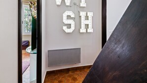 Un intérieur moderne avec une enseigne murale portant l’inscription « WISH » et un panneau texturé en dessous.