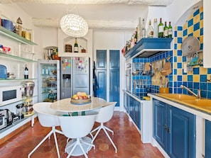 Fridge, microwave, oven, stovetop - Villa in Martigues near Mediterranean Beach (Martigues)
