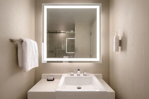 Articles de toilette de luxe, sèche-cheveux, peignoirs