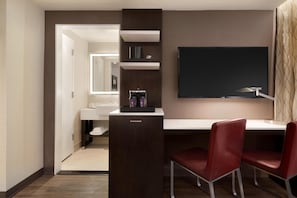Premium bedding, down comforters, pillowtop beds, in-room safe - Embassy Suites by Hilton New York Manhattan Times Square (New York)