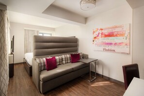 Room, 1 King Bed (Empire Skyview with Terrace) | Ropa de cama de alta calidad, edredón y camas con pillow-top 