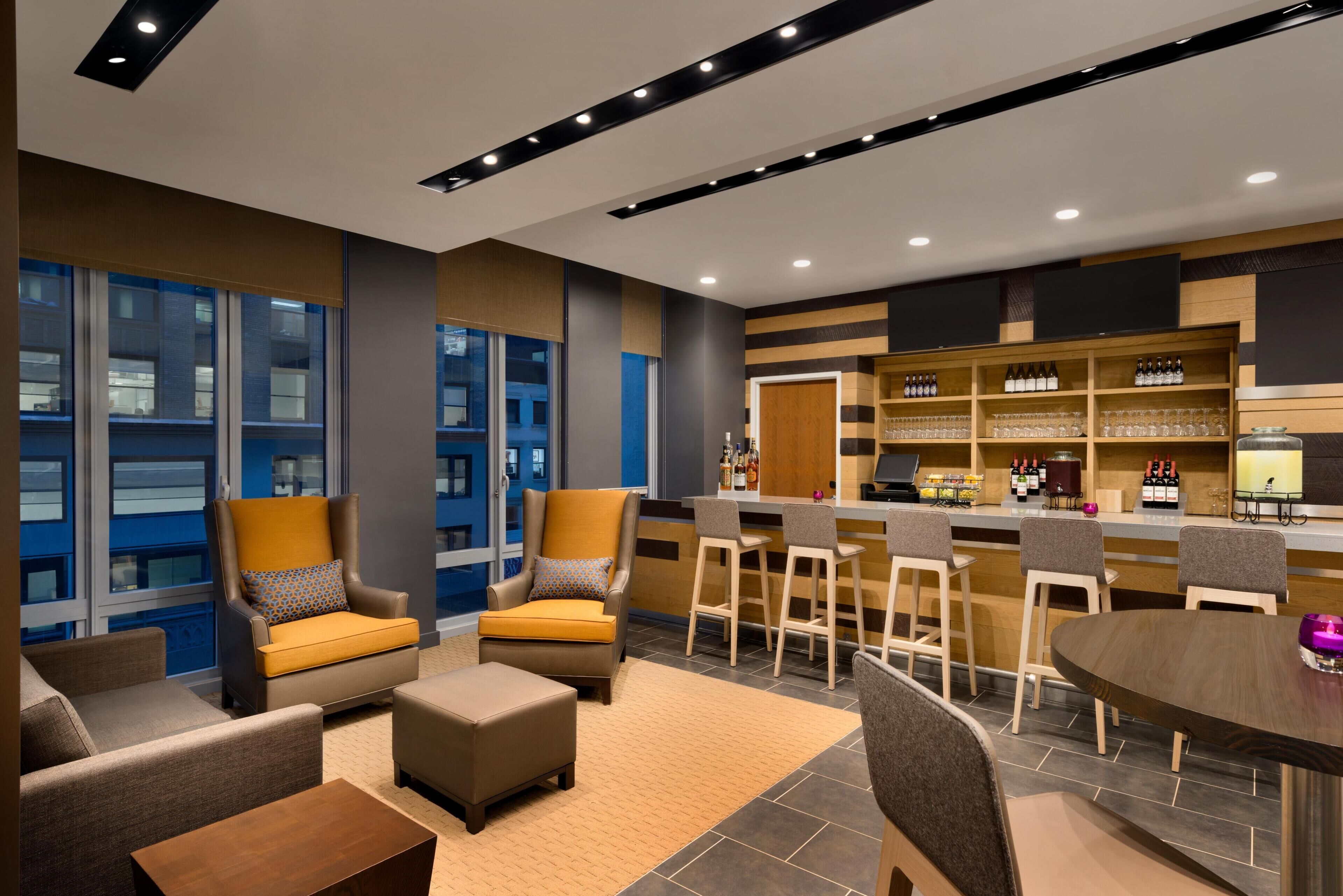 2 bars/lounges, lobby lounge
