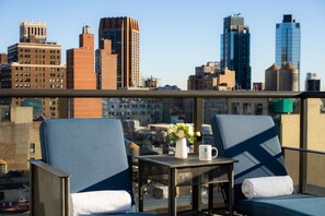 Room, 1 King Bed (Empire Skyview with Terrace) | Vista desde la habitación