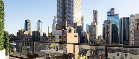 Room, 1 King Bed (Empire Skyview with Terrace) | Vista dalla camera