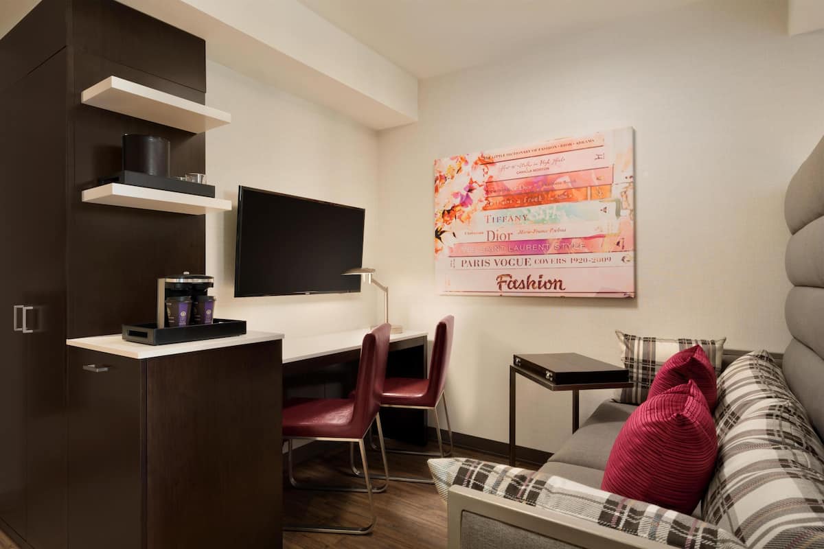 1 King Sky View | Premium bedding, down comforters, pillowtop beds, in-room safe