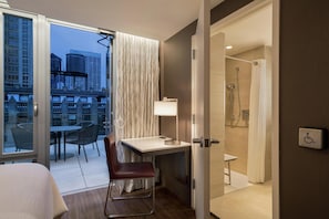 1 King Sky View Balcony | Ducha del cuarto de baño
