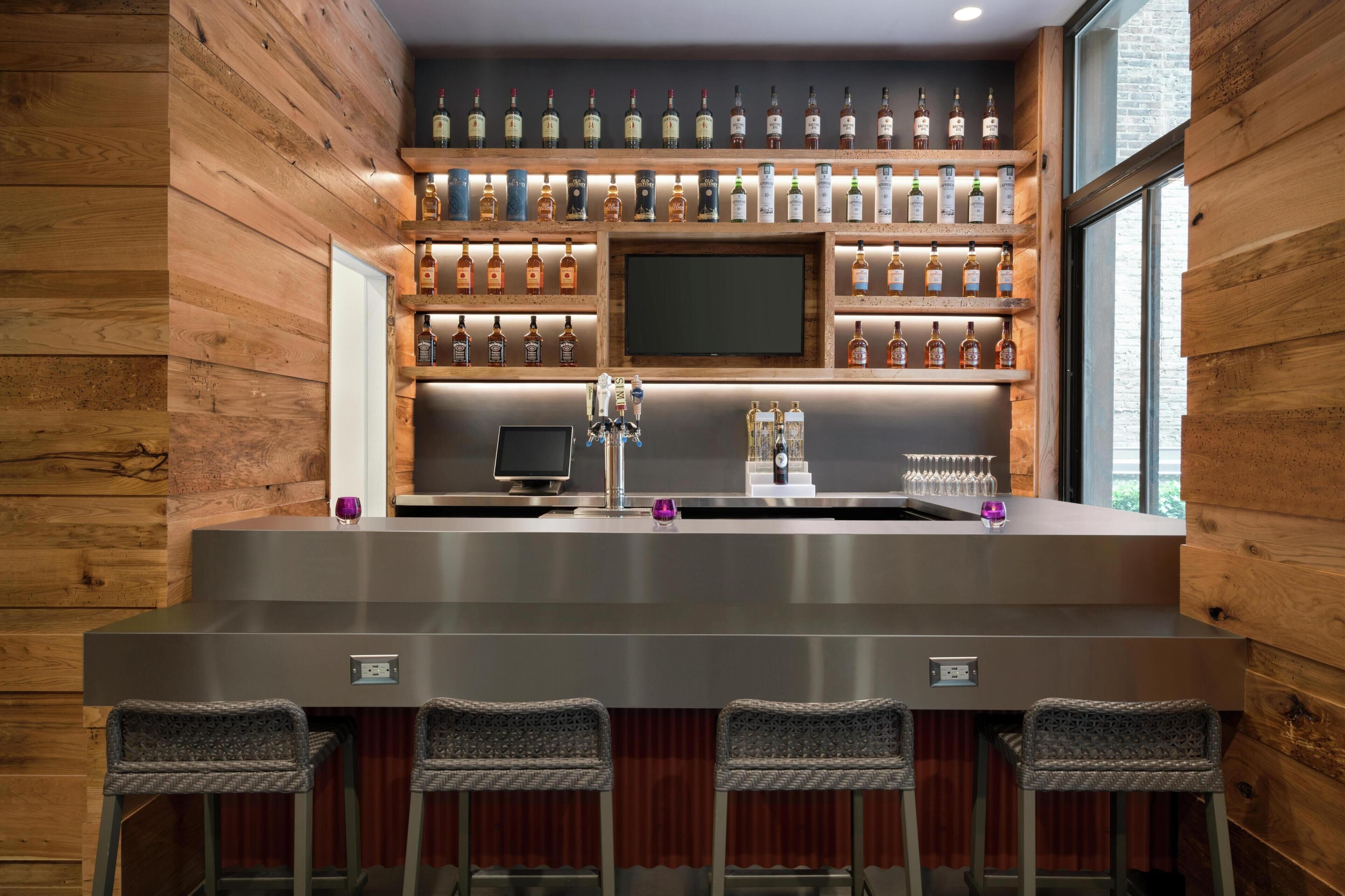 2 bars/lounges, lobby lounge