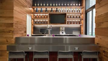 2 bars/lounges, lobby lounge
