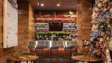 2 bars/lounges, lobby lounge