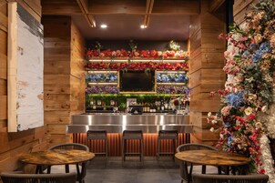 2 bars/lounges, lobby lounge