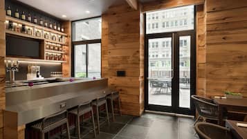 2 bars/lounges, lobby lounge