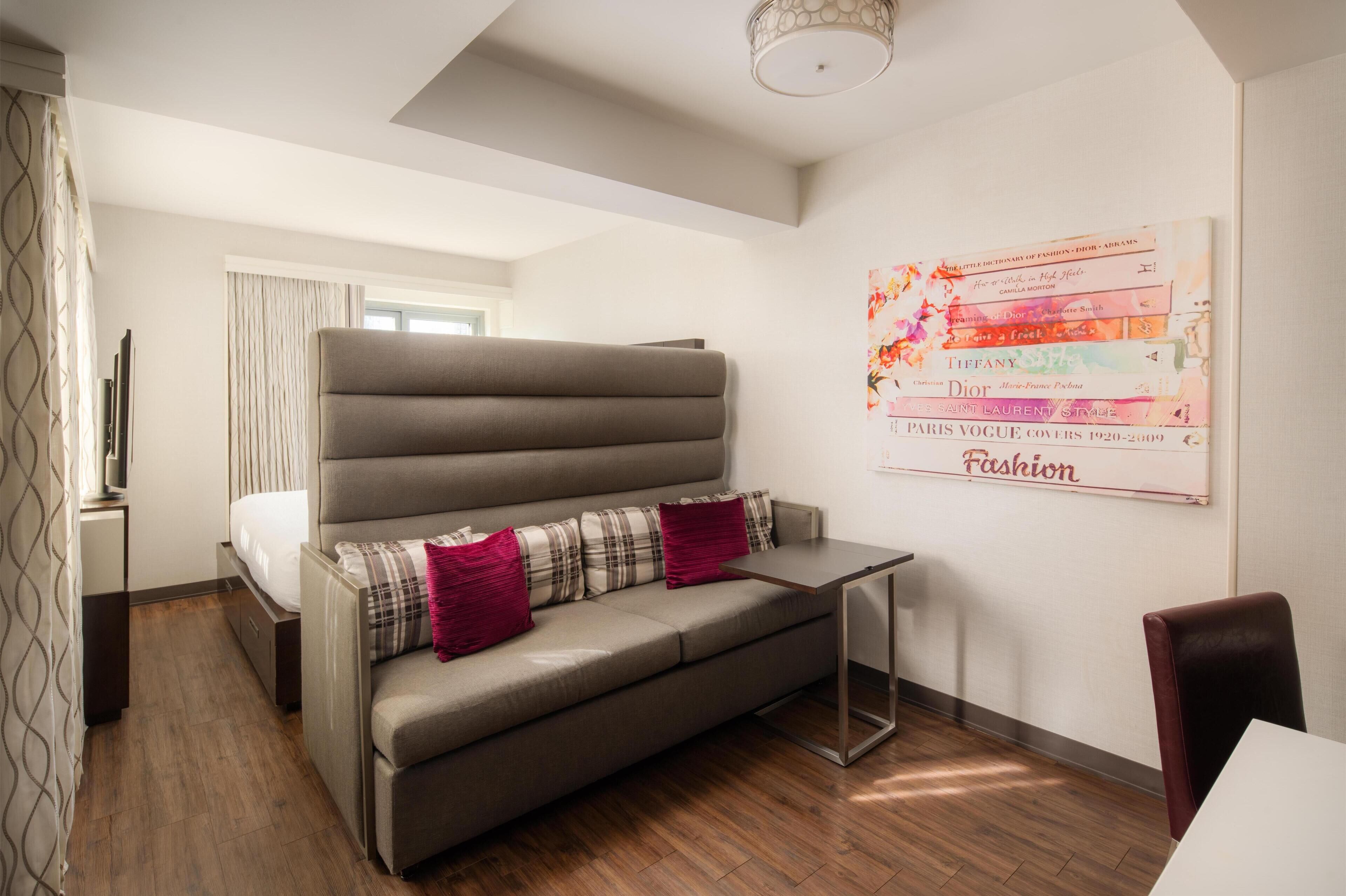 Room, 1 King Bed (Empire Skyview with Terrace) | Ropa de cama de alta calidad, edredón y camas con pillow-top 