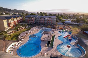 Piscine couverte, piscine extérieure, chaises longues