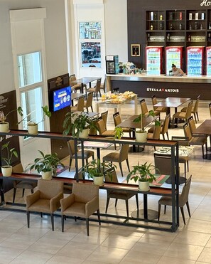 Breakfast, lunch and dinner served - Howard Johnson Plaza Villa Carlos Paz (Villa Carlos Paz)