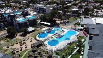 Piscine couverte, piscine extérieure, chaises longues