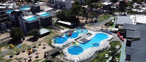 Innenpool, Außenpool, Liegestühle