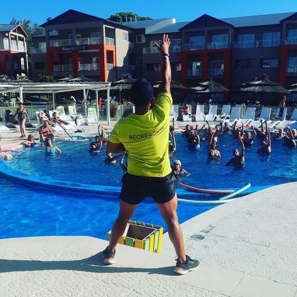 Una piscina cubierta, una piscina al aire libre, tumbonas