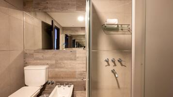 Shower, free toiletries, towels