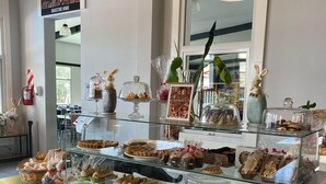 Breakfast, lunch and dinner served  - Howard Johnson Plaza Villa Carlos Paz (Villa Carlos Paz)