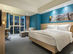 Frigobar, cofres nos quartos, escrivaninha, quartos à prova de som