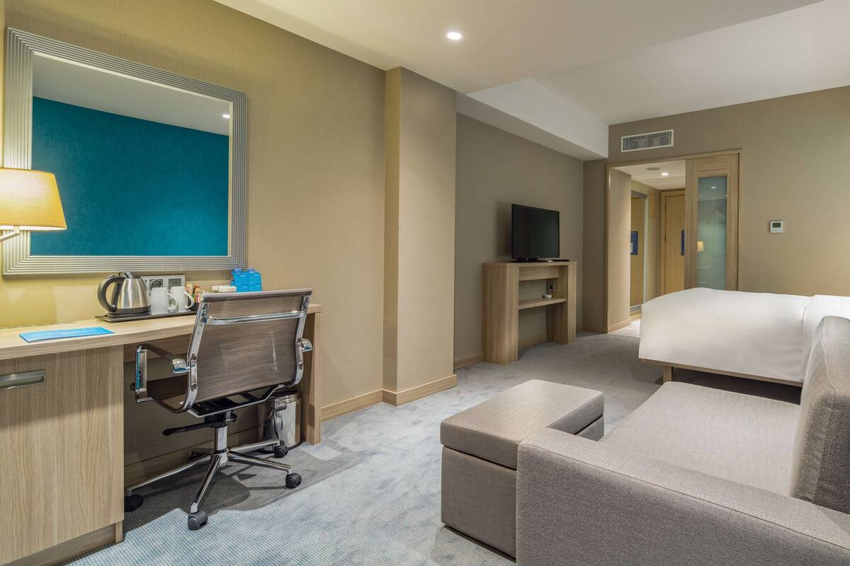 family room, 1 queen bed, non smoking, balcony | minibar, in-room safe, desk, soundproofing