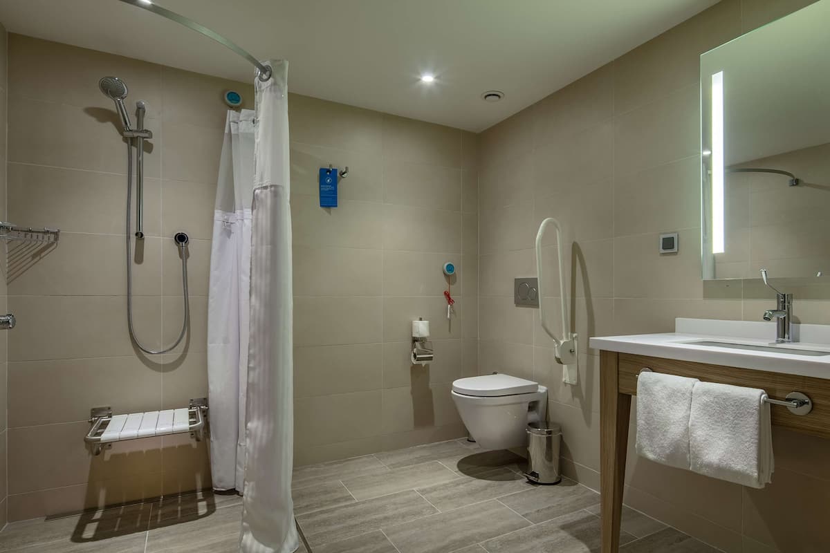 Habitación familiar, 1 cama Queen size, con acceso para personas discapacitadas, para no fumadores | Regadera en el baño