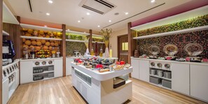 Café da manhã com buffet grátis todos os dias