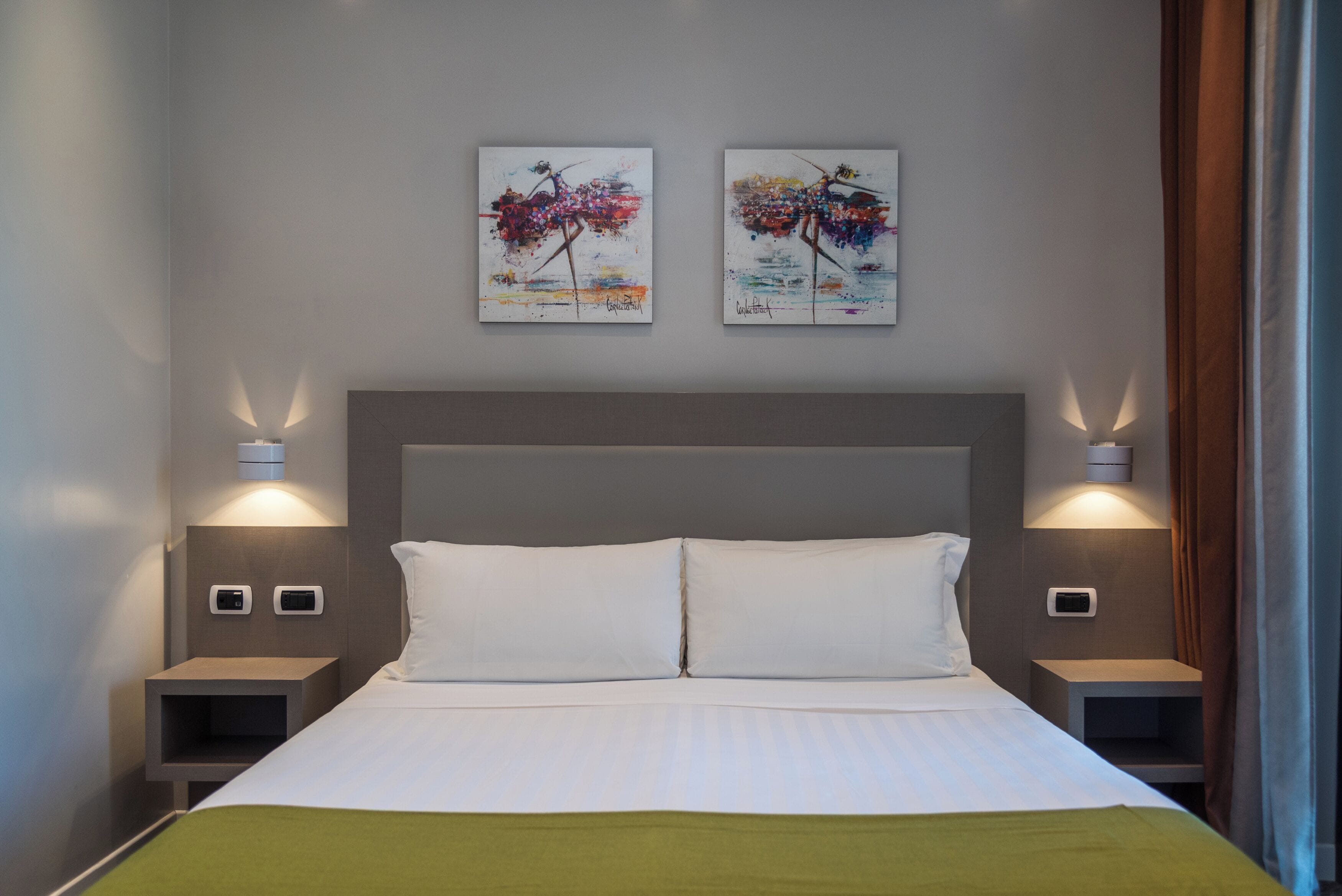 minibar, individually decorated, individually furnished, desk