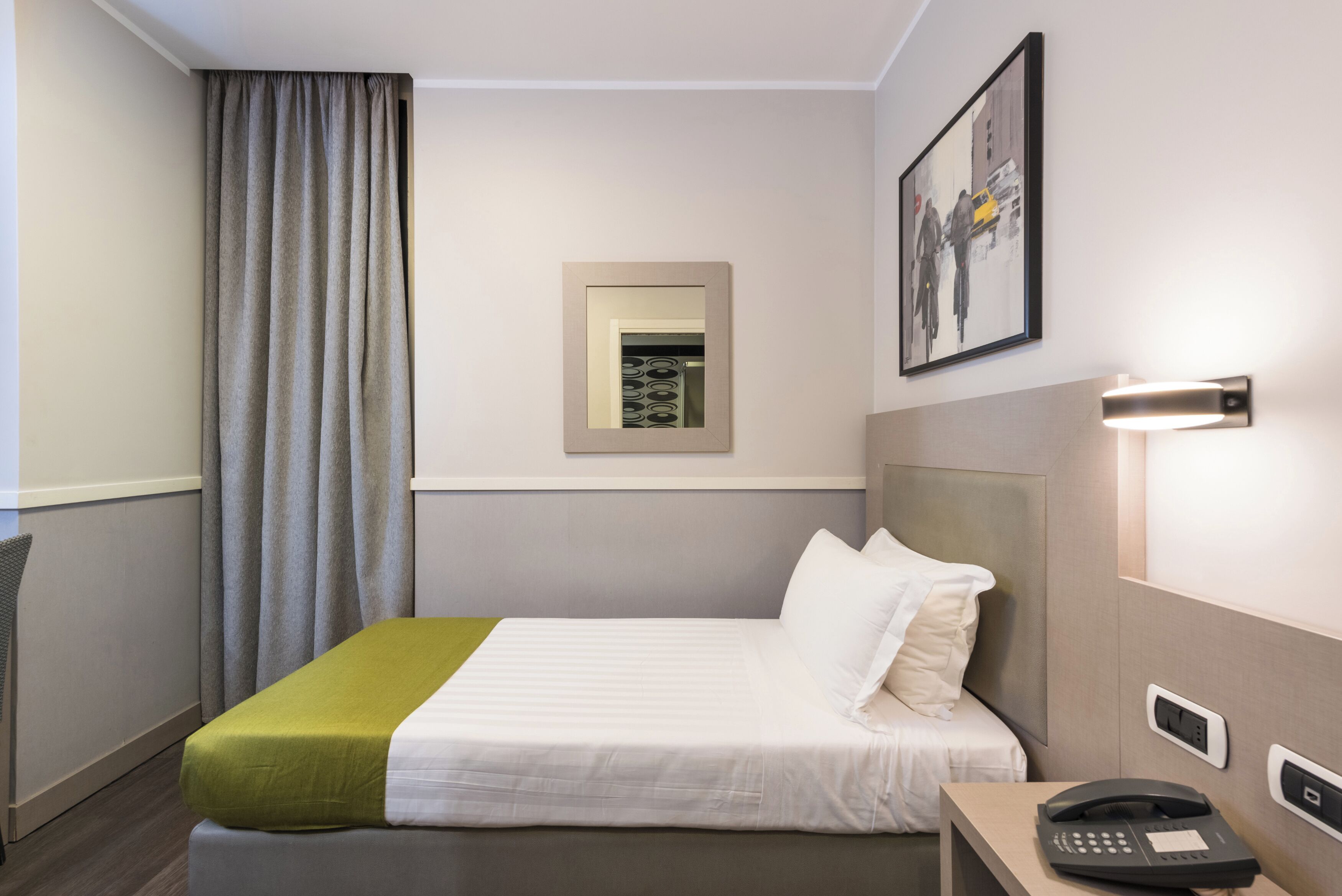 economy single room | minibar, individually decorated, individually furnished, desk