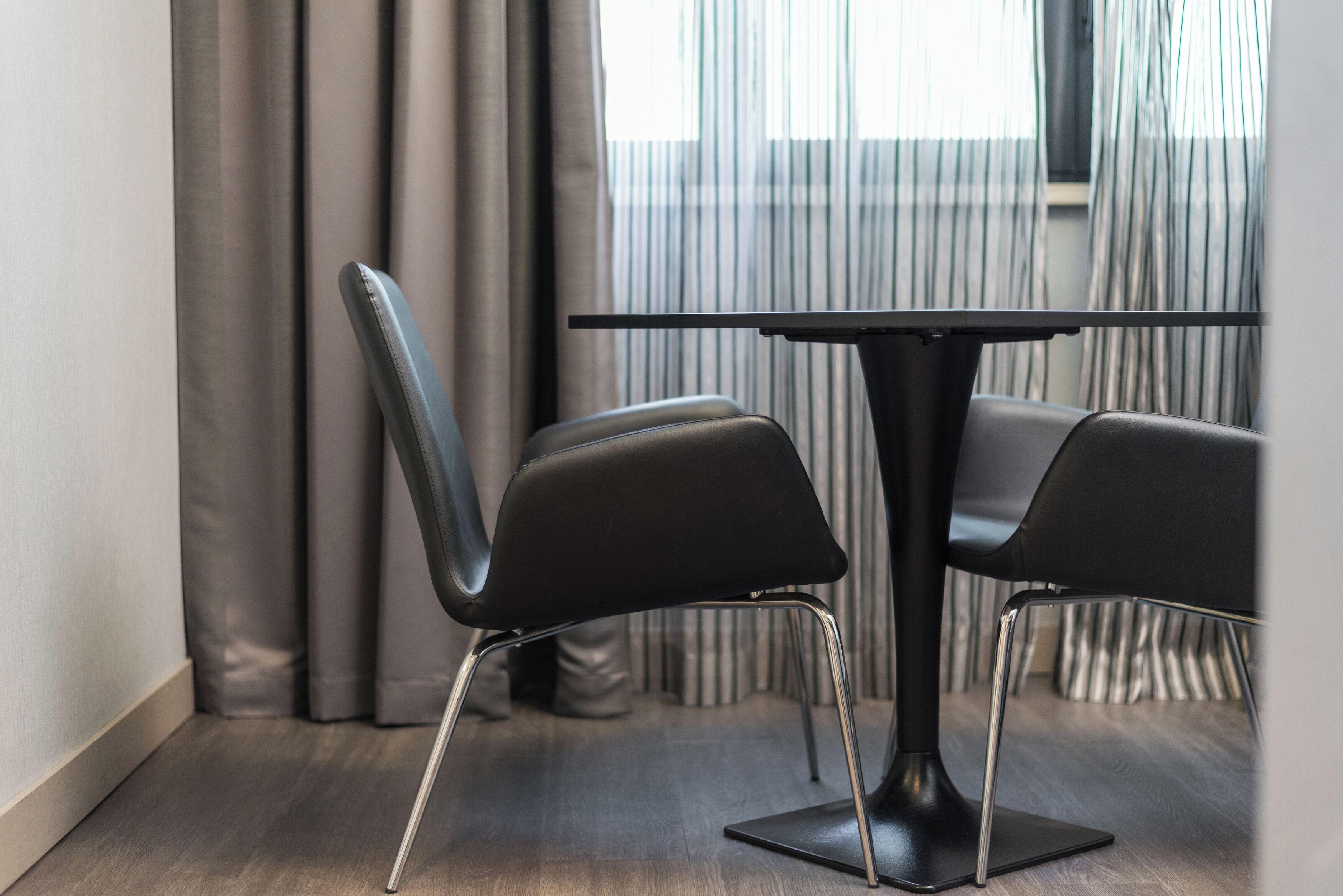 deluxe room, 1 king bed | minibar, individually decorated, individually furnished, desk