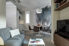 Deluxe Apartment | Minibar, individually decorated, individually furnished, desk