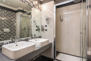 Deluxe Room, 1 King Bed | Bathroom | Hair dryer, bidet, towels - Noba Hotel e Residenze (Rome)