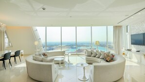 Una sala de estar moderna con vistas panorámicas a una ciudad y una masa de agua.