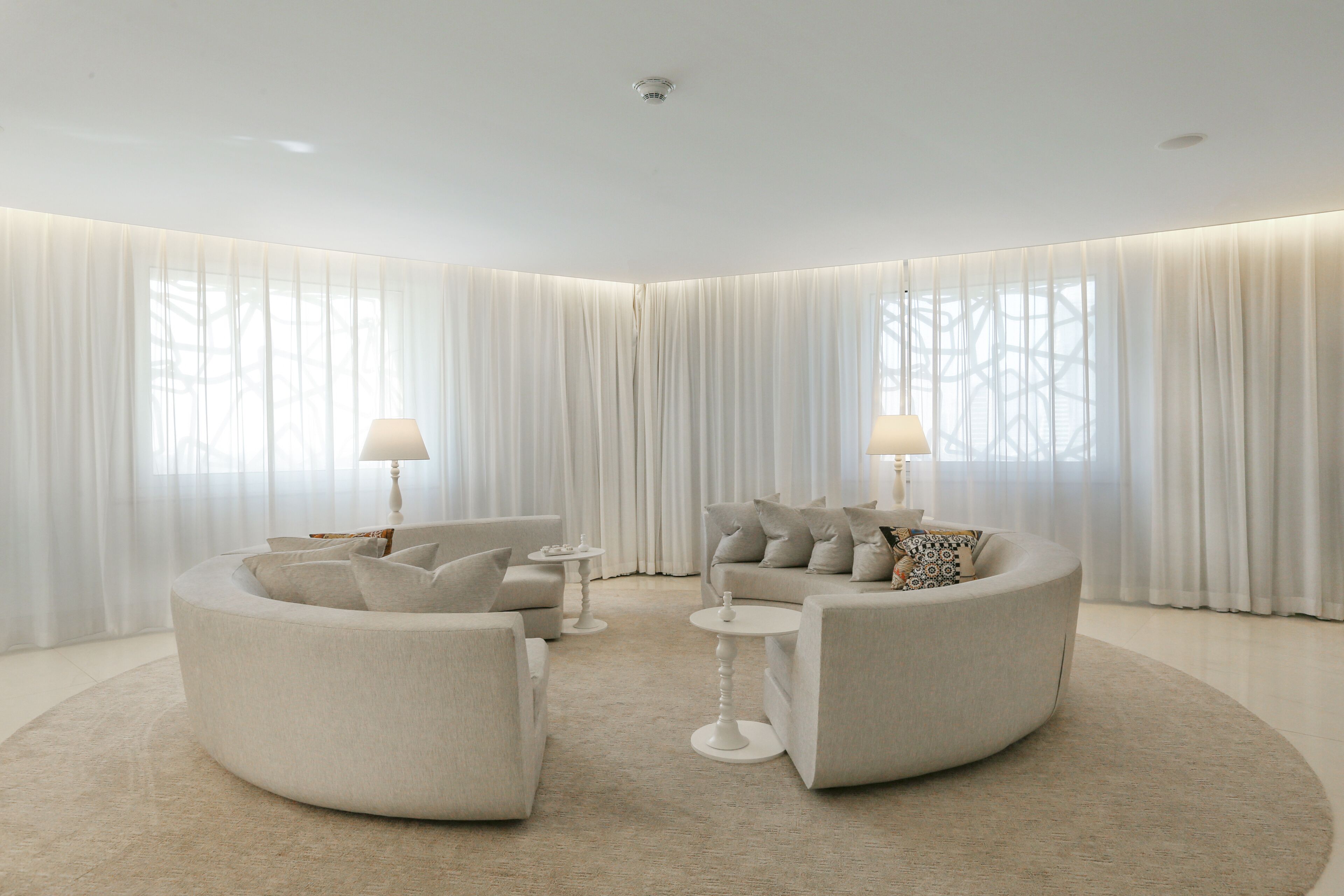 deluxe suite (loft) | living area | 40-inch led tv with cable channels, tv, toys