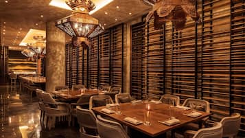 4 restaurants; ze serveren er ontbijt, lunch en diner