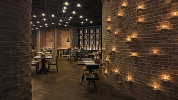 4 restaurants, breakfast, lunch, dinner served; international cuisine
