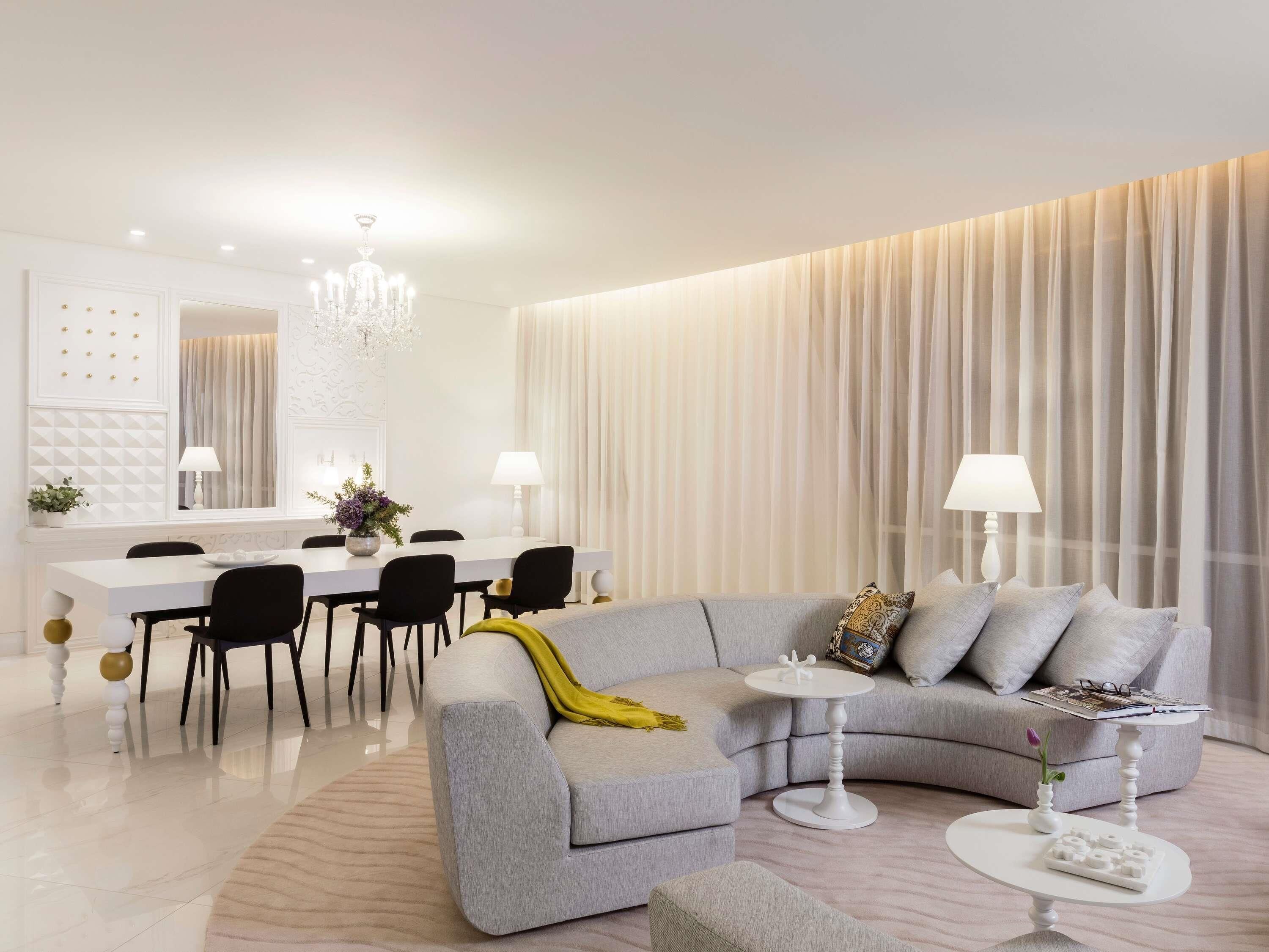 Premium bedding, down comforters, minibar, in-room safe