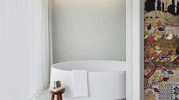 Bồn tắm ngâm, đồ dùng nhà tắm miễn phí, máy sấy tóc